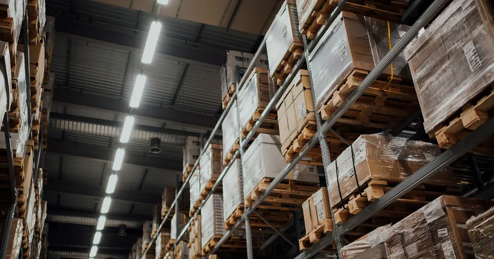 Depósito com caixas e mercadorias empilhadas do chão ao teto